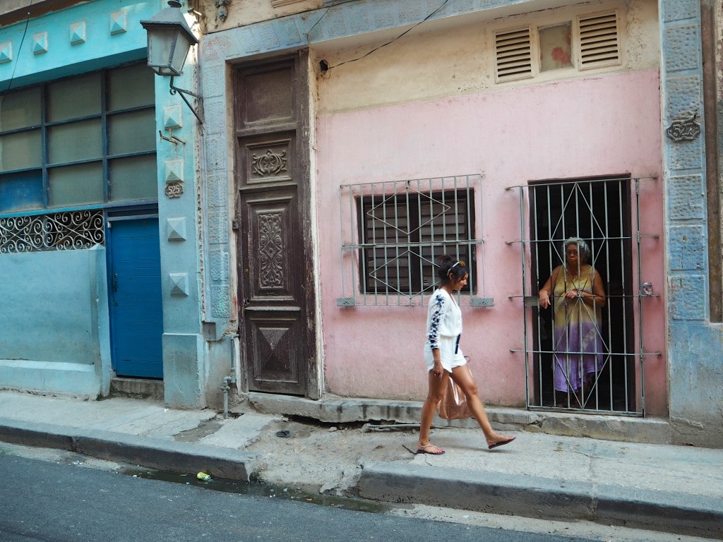 Lady Trekking Bonnie in Havana