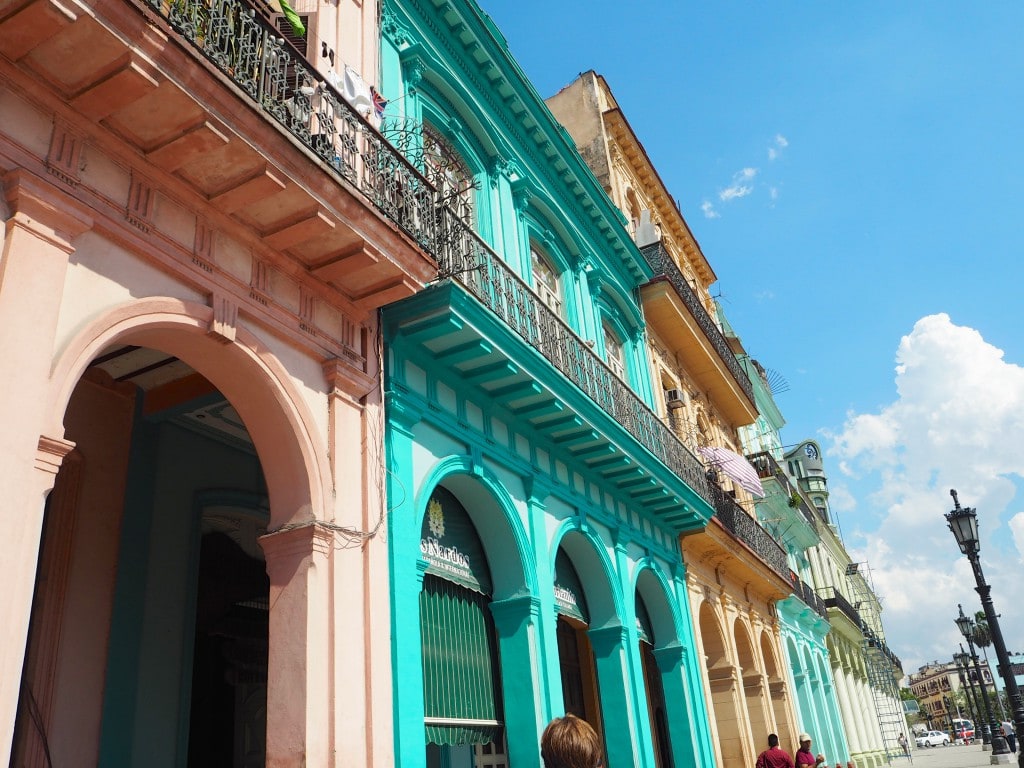 Lady Trekking Cuba Havana 