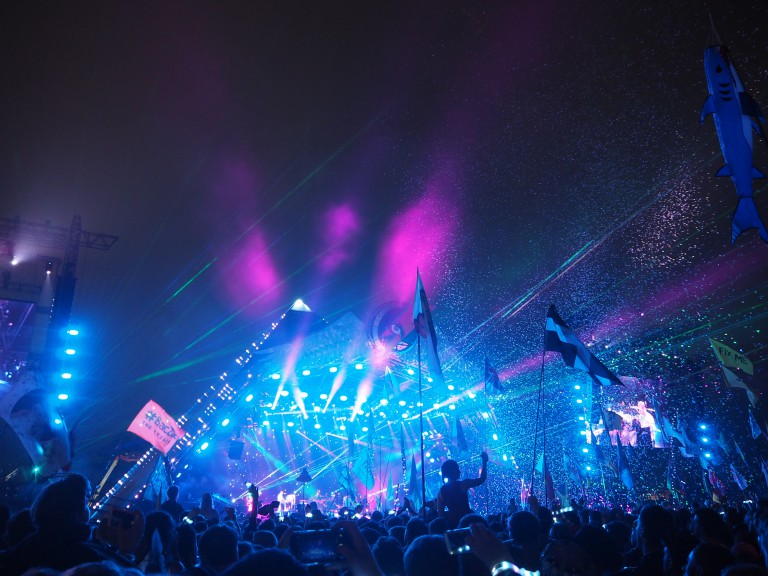 Coldplay Glastonbury Festival 2016 Lady Trekking