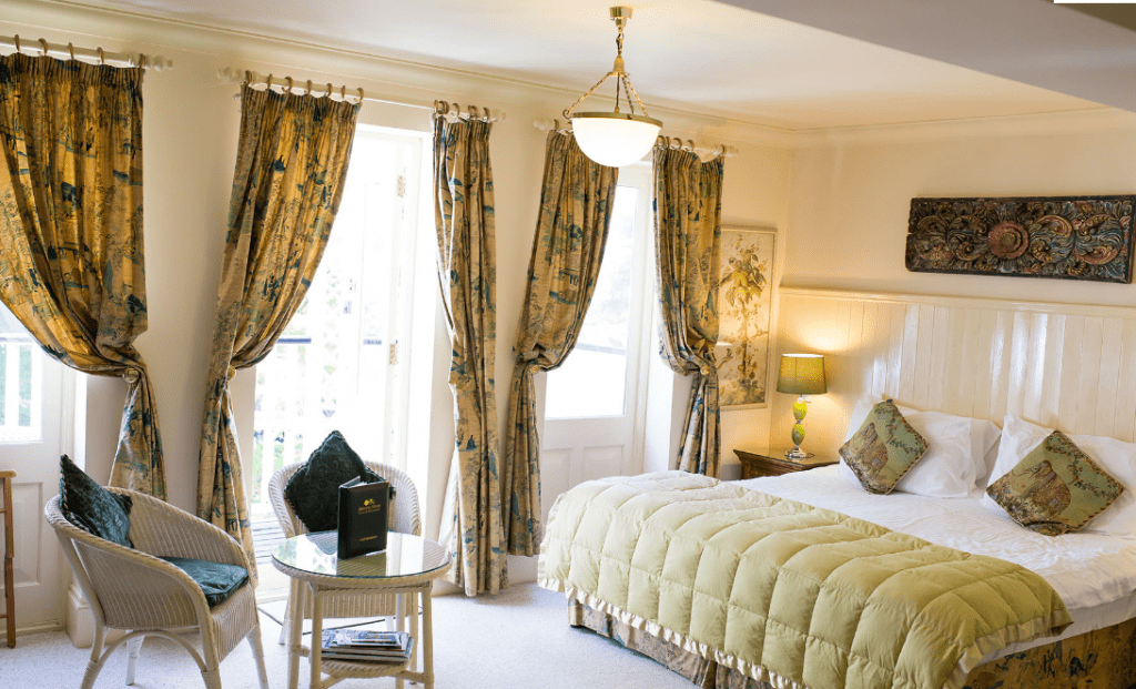 Bonnie Lady Trekking Orestone manor bedroom