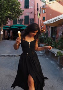 Monterosso Lady Trekking cinque Terre beach Bonnie